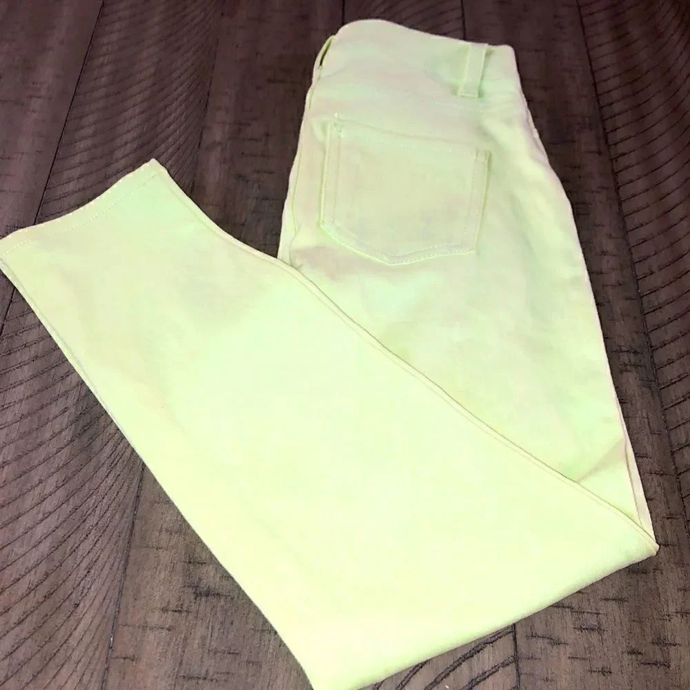 Neon Citron Green Soft Stretch Capri Leggings with back pockets. 23” inseam